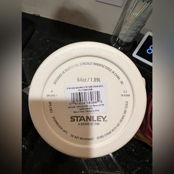 Stanley Quencher 64 OZ Cream - Picture 3 of 3